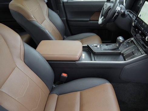 Used 2024 Lexus GX 550 w/ Accessory Package (Z1) AWD/4WD image 32