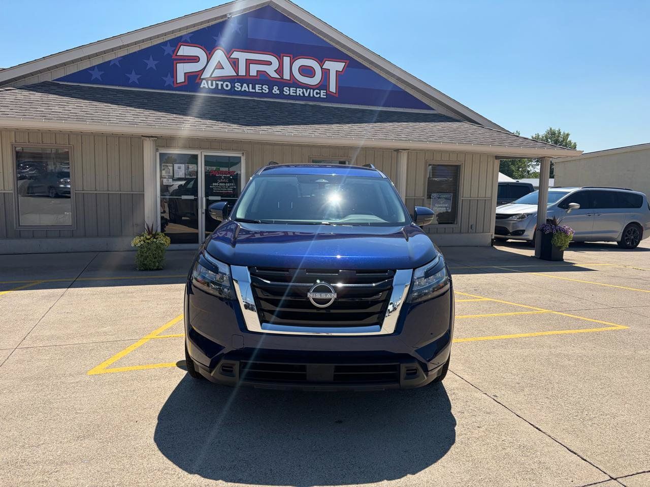 Used 2025 Nissan Pathfinder SV AWD/4WD image 2