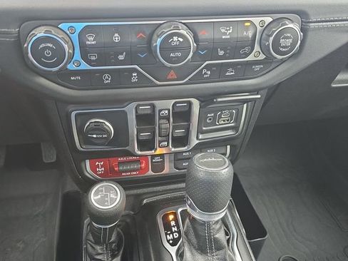 Used 2025 Jeep Gladiator Mojave AWD/4WD image 24
