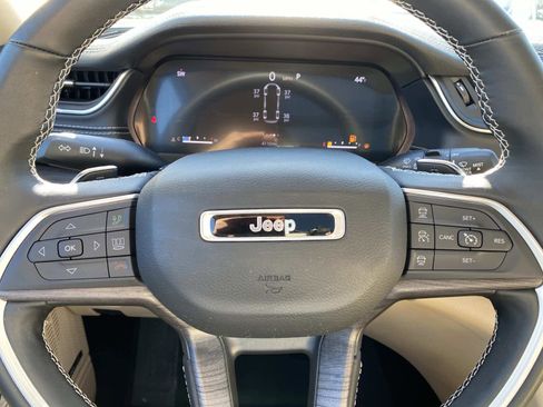 Used 2022 Jeep Grand Cherokee Limited image 19