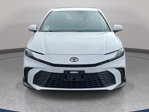 Used 2025 Toyota Camry SE image 2