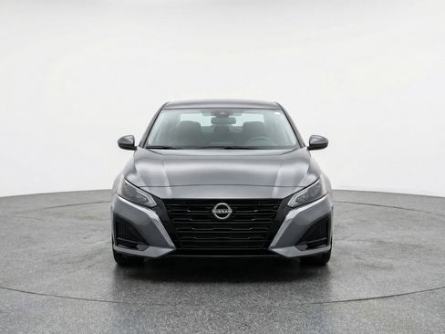 Used 2025 Nissan Altima 2.5 SV image 2