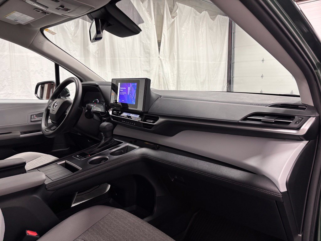 Used 2026 Toyota Sienna LE FWD image 66
