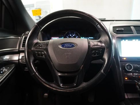 Used 2018 Ford Explorer XLT w/ Equipment Group 202A AWD/4WD image 18