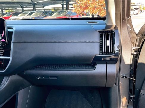 Used 2025 Nissan Pathfinder SV image 18