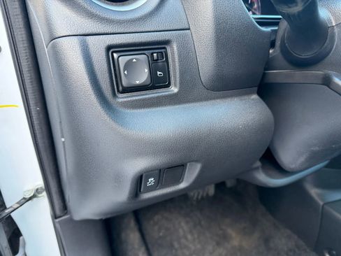 Used 2017 Nissan Versa SV w/ SV Special Edition Package image 11