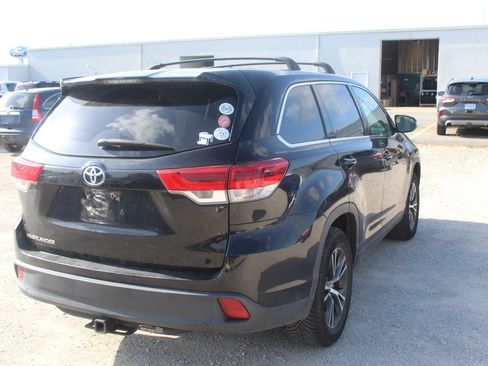 Used 2017 Toyota Highlander LE w/ Carpet Mat Package FWD image 6