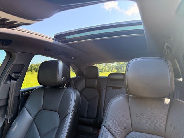 Used 2024 Porsche Macan AWD/4WD image 12