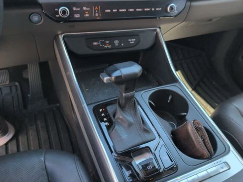 Used 2025 Kia Carnival EX FWD image 12