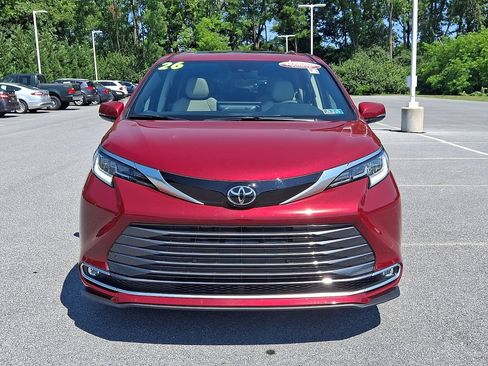 Used 2026 Toyota Sienna Limited AWD/4WD image 2