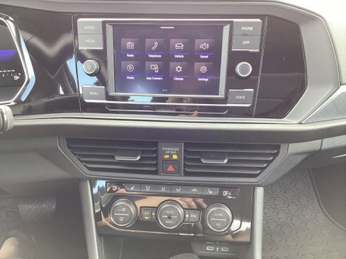 Used 2024 Volkswagen Jetta SE image 17