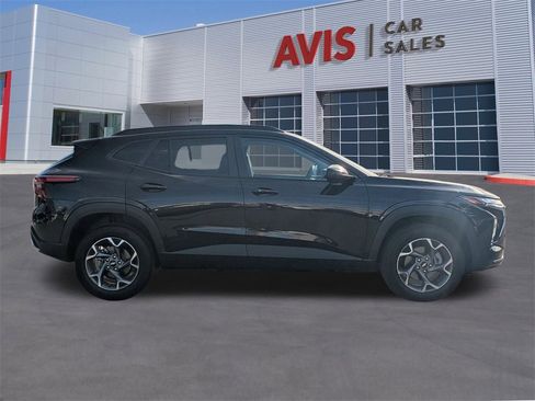 Used 2025 Chevrolet Trax LT w/ LT Convenience Package image 5