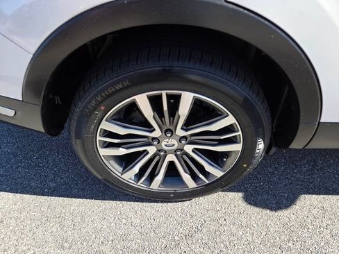 Used 2018 Ford Explorer Platinum AWD/4WD image 16