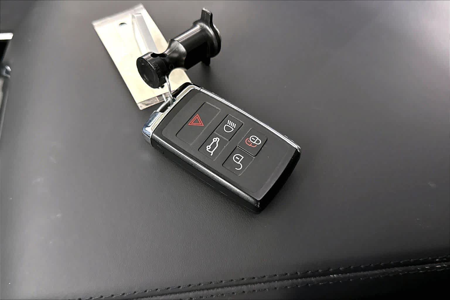 Used 2025 Land Rover Range Rover Long Wheelbase SE AWD/4WD image 13