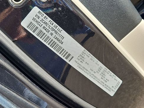 Used 2023 Chrysler Pacifica Touring-L image 37