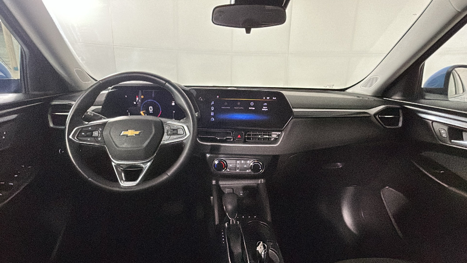 Used 2024 Chevrolet TrailBlazer LT w/ LT Cold Weather Package FWD image 32