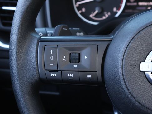 Used 2023 Nissan Rogue S image 11