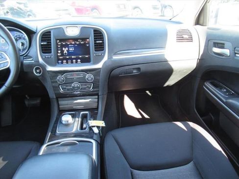 Used 2021 Chrysler 300 Touring w/ Chrome Appearance Package RWD image 14