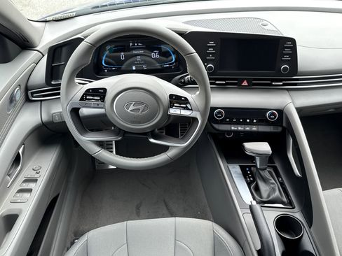 Certified 2025 Hyundai Elantra Sport image 22