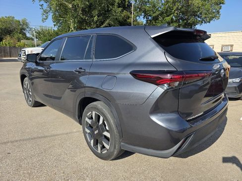 Used 2025 Toyota Highlander LE FWD image 7