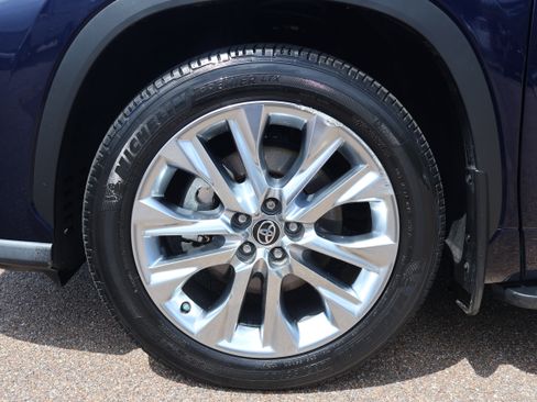 Used 2021 Toyota Highlander Limited FWD image 19