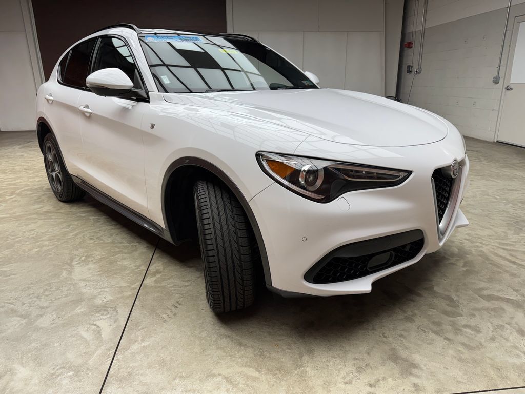 Used 2023 Alfa Romeo Stelvio Ti AWD/4WD image 5