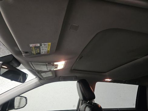 Used 2019 Toyota Highlander SE AWD/4WD image 6