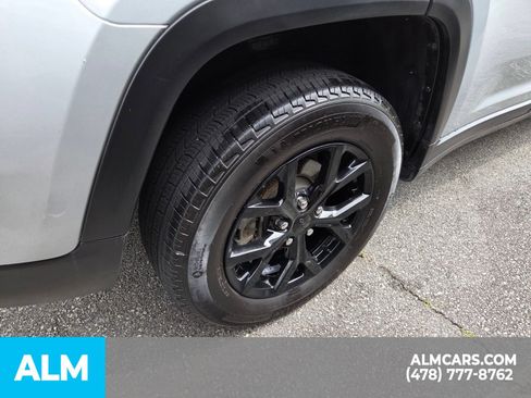 Used 2025 Jeep Grand Cherokee Altitude AWD/4WD image 12