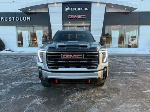 Used 2025 GMC Sierra 2500 AT4 image 4