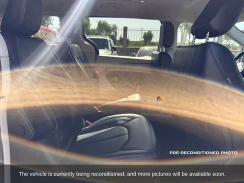 Used 2024 Chrysler Pacifica Select image 16