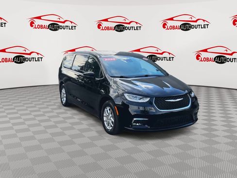 Used 2025 Chrysler Pacifica Select FWD image 2