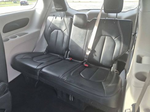 Used 2023 Chrysler Pacifica Touring-L FWD image 13