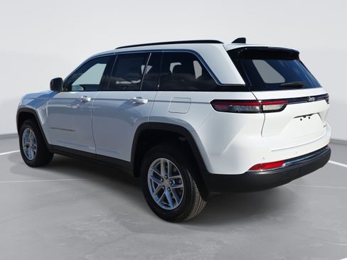 New 2025 Jeep Grand Cherokee Laredo image 7