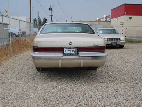 Used 1994 Buick Roadmaster Sedan image 2