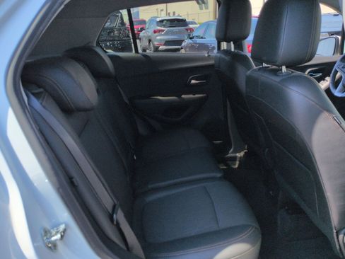 Used 2022 Chevrolet Trax LT w/ LT Convenience Package image 26