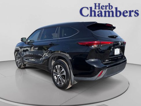 Used 2023 Toyota Highlander XLE image 3