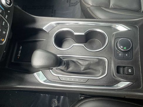 Used 2023 Chevrolet Traverse LT FWD image 16