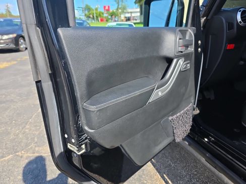 Used 2016 Jeep Wrangler Unlimited Rubicon image 9