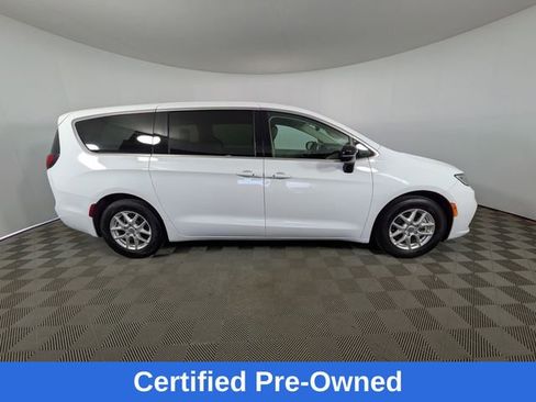 Used 2024 Chrysler Pacifica Touring-L FWD image 3