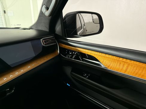 Used 2022 Jeep Grand Wagoneer Series III AWD/4WD image 27