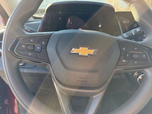 Used 2025 Chevrolet Trax LT image 27