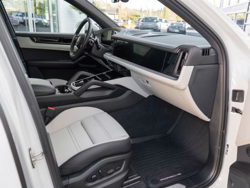 Used 2024 Porsche Cayenne image 33