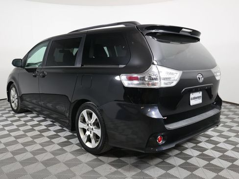 Used 2012 Toyota Sienna SE FWD image 4