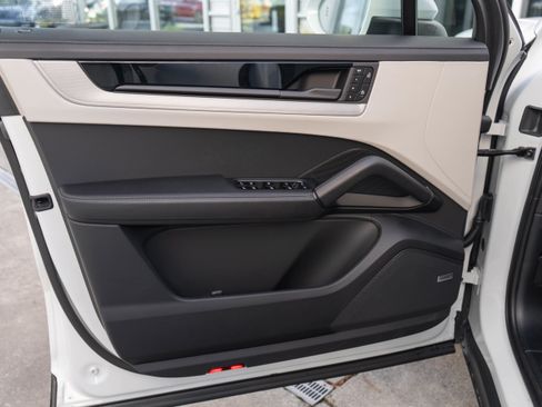 Used 2024 Porsche Cayenne image 10