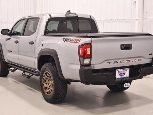 Used 2019 Toyota Tacoma TRD Off-Road AWD/4WD image 8