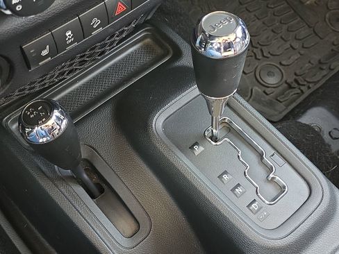 Used 2017 Jeep Wrangler Unlimited Rubicon w/ Connectivity Group image 18