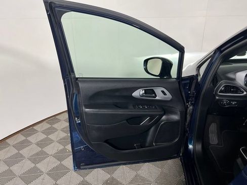 Certified 2025 Chrysler Pacifica Limited FWD image 13