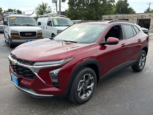 Used 2025 Chevrolet Trax LT FWD image 3