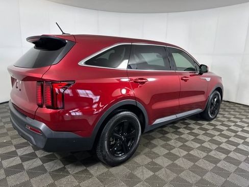 Used 2023 Kia Sorento LX image 3