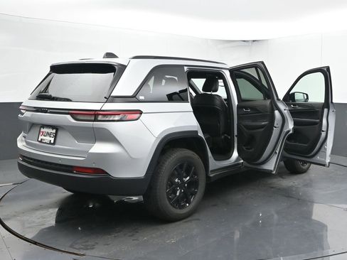 Used 2024 Jeep Grand Cherokee Altitude image 58